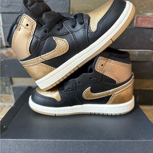 Jordan 1 Retro High OG Black Metallic Gold Size 8c FD1413 071 New FAST SHIPPING